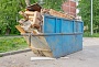 В России предлагают наказывать тех, кто выкидывает строймусор в контейнеры