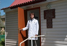 Путин поручил к концу апреля освободить от НДФЛ "подъемные" за переезд врачей на село