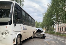 В Ухте внедорожник протаранил автобус